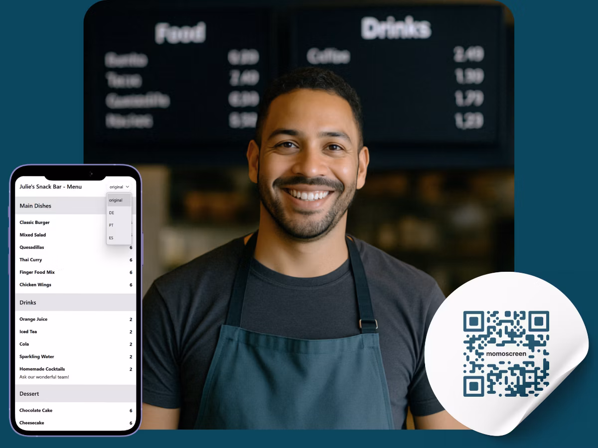 Lächelnde:r Restaurantbesitzer:in steht vor zwei digitalen momoscreens mit Speise- und Getränkekarten in einer lockeren Küchenatmosphäre.